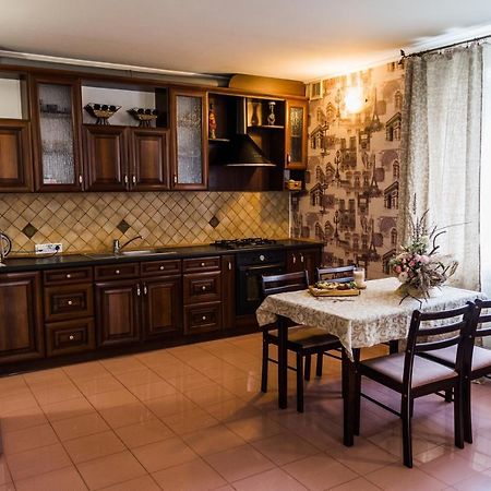 Golden Park Apartments Umanʼ Eksteriør bilde