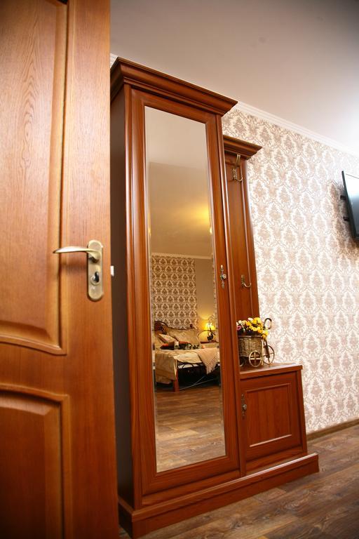Golden Park Apartments Umanʼ Eksteriør bilde